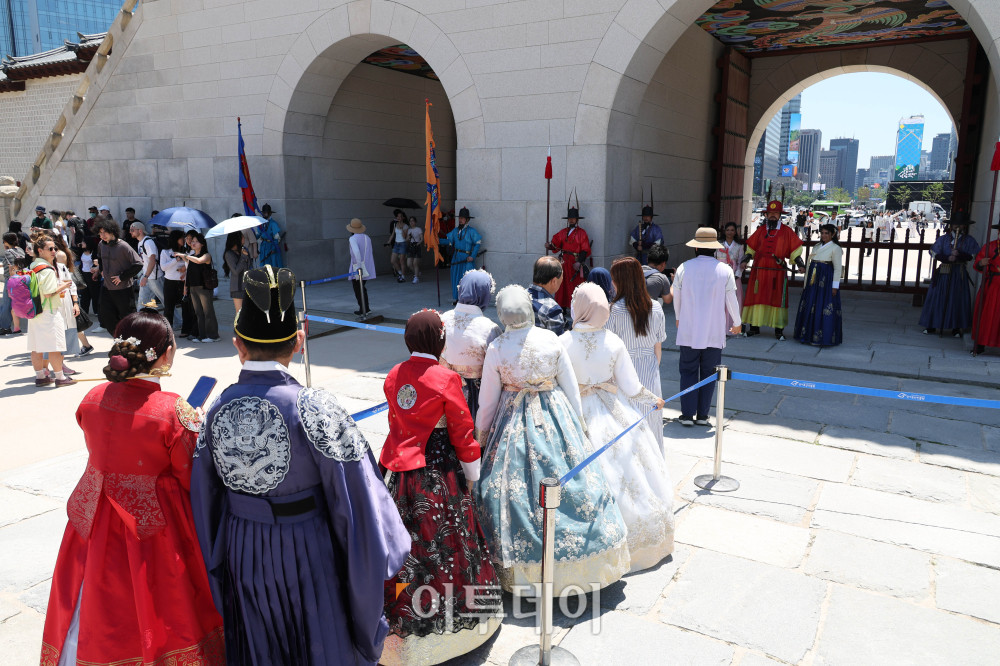 ▲31일 서울 종로구 경복궁 일대가 외국인 관광객들로 붐비고 있다. 서울시에 따르면 올해 4월 서울을 방문한 외국인 관광객은 156만 명으로 지난해 같은 달(130만 명)보다 18.8% 증가했다. 또한 한국관광공사의 관광통계와 문화체육관광부 외래관광객조사 분석 결과, 서울 방문 외국인 관광객의 카드 소비액은 1조1532억 원으로 지난해 같은 달보다 50.5% 늘어난 것으로 나타났다. 고이란 기자 photoeran@