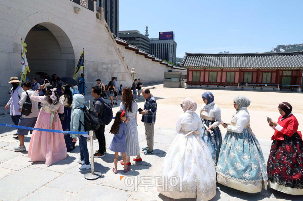 ▲31일 서울 종로구 경복궁 일대가 외국인 관광객들로 붐비고 있다. 서울시에 따르면 올해 4월 서울을 방문한 외국인 관광객은 156만 명으로 지난해 같은 달(130만 명)보다 18.8% 증가했다. 또한 한국관광공사의 관광통계와 문화체육관광부 외래관광객조사 분석 결과, 서울 방문 외국인 관광객의 카드 소비액은 1조1532억 원으로 지난해 같은 달보다 50.5% 늘어난 것으로 나타났다. 고이란 기자 photoeran@