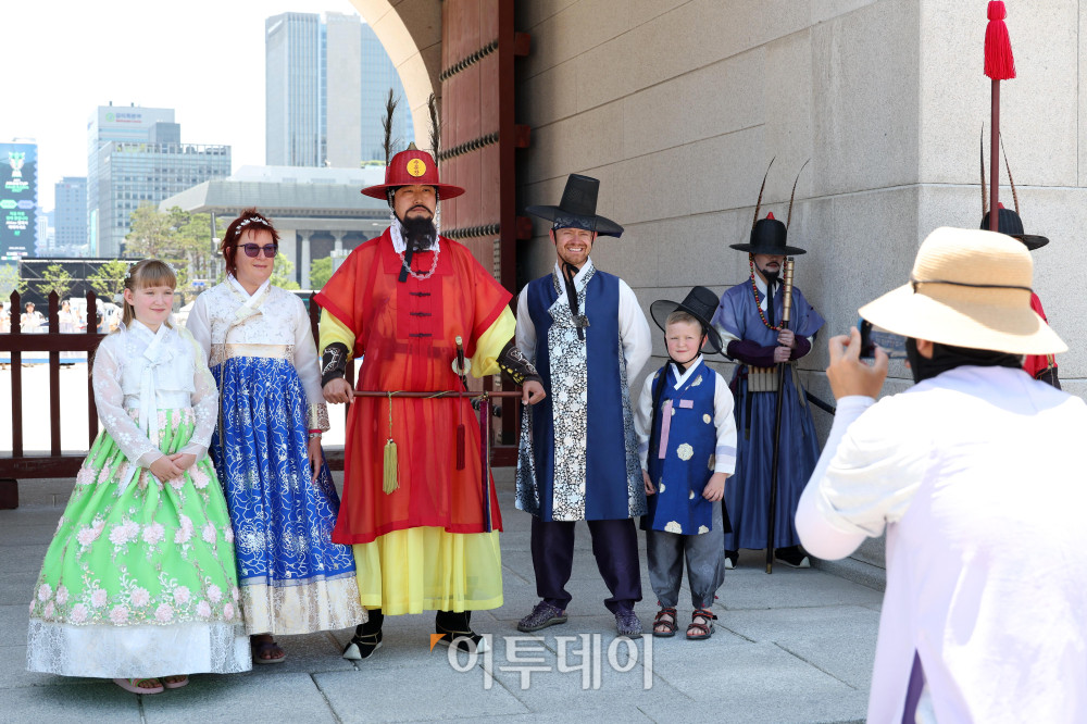 ▲31일 서울 종로구 경복궁 일대가 외국인 관광객들로 붐비고 있다. 서울시에 따르면 올해 4월 서울을 방문한 외국인 관광객은 156만 명으로 지난해 같은 달(130만 명)보다 18.8% 증가했다. 또한 한국관광공사의 관광통계와 문화체육관광부 외래관광객조사 분석 결과, 서울 방문 외국인 관광객의 카드 소비액은 1조1532억 원으로 지난해 같은 달보다 50.5% 늘어난 것으로 나타났다. 고이란 기자 photoeran@