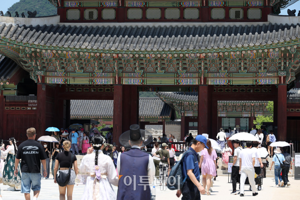 ▲31일 서울 종로구 경복궁 일대가 외국인 관광객들로 붐비고 있다. 서울시에 따르면 올해 4월 서울을 방문한 외국인 관광객은 156만 명으로 지난해 같은 달(130만 명)보다 18.8% 증가했다. 또한 한국관광공사의 관광통계와 문화체육관광부 외래관광객조사 분석 결과, 서울 방문 외국인 관광객의 카드 소비액은 1조1532억 원으로 지난해 같은 달보다 50.5% 늘어난 것으로 나타났다. 고이란 기자 photoeran@