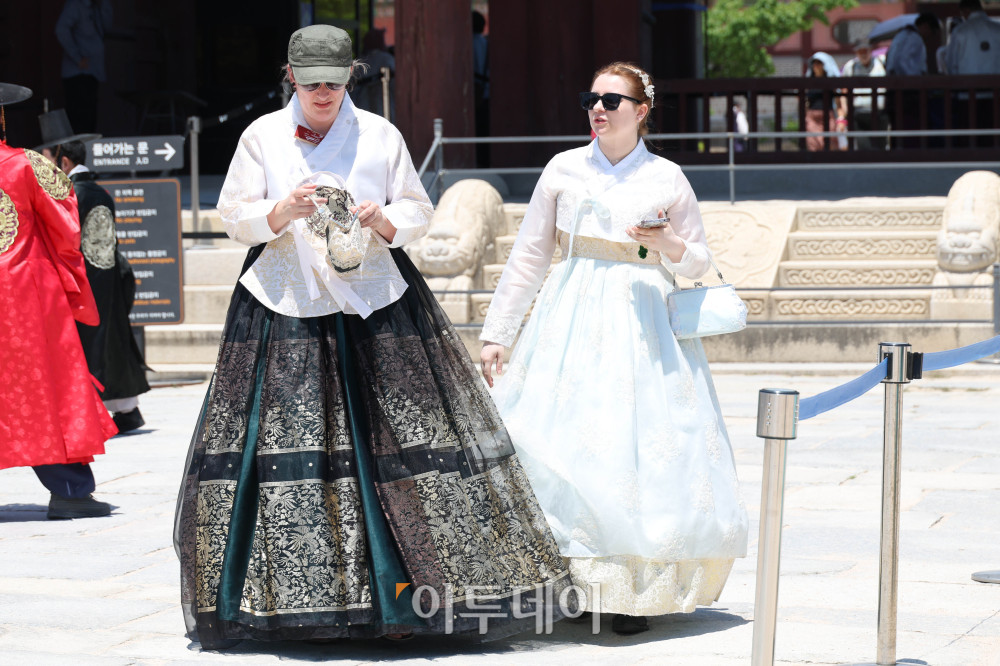 ▲31일 서울 종로구 경복궁 일대가 외국인 관광객들로 붐비고 있다. 서울시에 따르면 올해 4월 서울을 방문한 외국인 관광객은 156만 명으로 지난해 같은 달(130만 명)보다 18.8% 증가했다. 또한 한국관광공사의 관광통계와 문화체육관광부 외래관광객조사 분석 결과, 서울 방문 외국인 관광객의 카드 소비액은 1조1532억 원으로 지난해 같은 달보다 50.5% 늘어난 것으로 나타났다. 고이란 기자 photoeran@