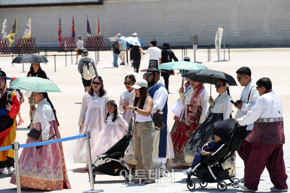 ▲31일 서울 종로구 경복궁 일대가 외국인 관광객들로 붐비고 있다. 서울시에 따르면 올해 4월 서울을 방문한 외국인 관광객은 156만 명으로 지난해 같은 달(130만 명)보다 18.8% 증가했다. 또한 한국관광공사의 관광통계와 문화체육관광부 외래관광객조사 분석 결과, 서울 방문 외국인 관광객의 카드 소비액은 1조1532억 원으로 지난해 같은 달보다 50.5% 늘어난 것으로 나타났다. 고이란 기자 photoeran@