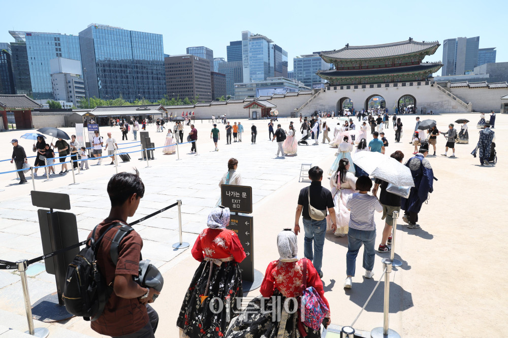 ▲31일 서울 종로구 경복궁 일대가 외국인 관광객들로 붐비고 있다. 서울시에 따르면 올해 4월 서울을 방문한 외국인 관광객은 156만 명으로 지난해 같은 달(130만 명)보다 18.8% 증가했다. 또한 한국관광공사의 관광통계와 문화체육관광부 외래관광객조사 분석 결과, 서울 방문 외국인 관광객의 카드 소비액은 1조1532억 원으로 지난해 같은 달보다 50.5% 늘어난 것으로 나타났다. 고이란 기자 photoeran@