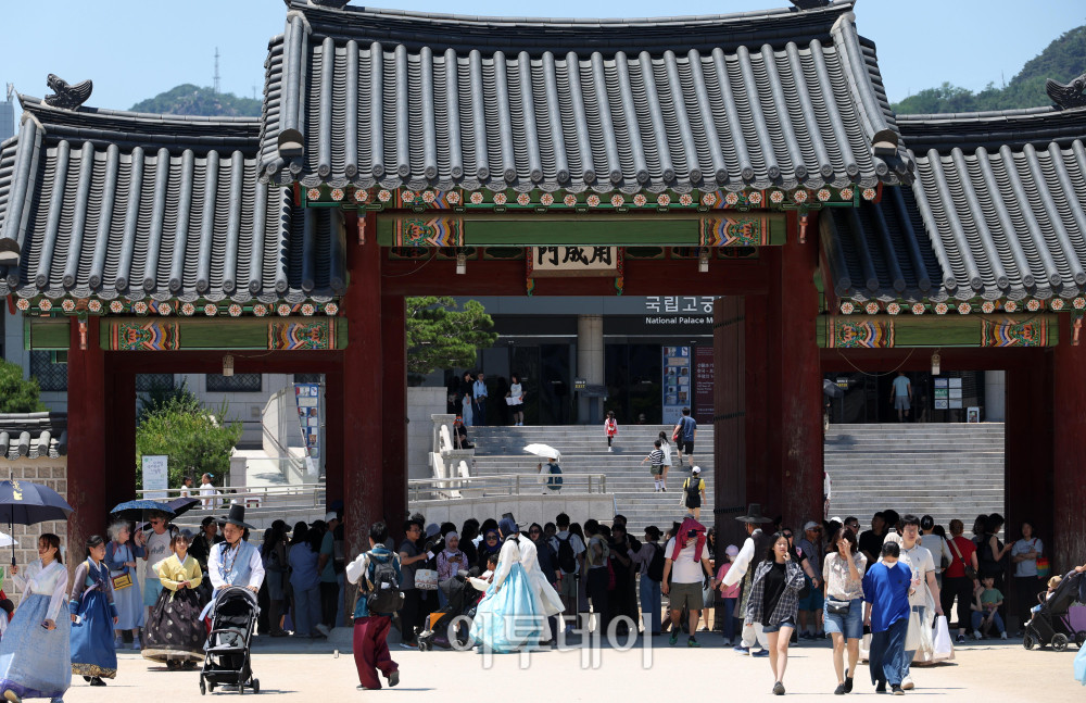 ▲31일 서울 종로구 경복궁 일대가 외국인 관광객들로 붐비고 있다. 서울시에 따르면 올해 4월 서울을 방문한 외국인 관광객은 156만 명으로 지난해 같은 달(130만 명)보다 18.8% 증가했다. 또한 한국관광공사의 관광통계와 문화체육관광부 외래관광객조사 분석 결과, 서울 방문 외국인 관광객의 카드 소비액은 1조1532억 원으로 지난해 같은 달보다 50.5% 늘어난 것으로 나타났다. 고이란 기자 photoeran@