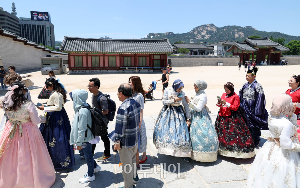 ▲31일 서울 종로구 경복궁 일대가 외국인 관광객들로 붐비고 있다. 서울시에 따르면 올해 4월 서울을 방문한 외국인 관광객은 156만 명으로 지난해 같은 달(130만 명)보다 18.8% 증가했다. 또한 한국관광공사의 관광통계와 문화체육관광부 외래관광객조사 분석 결과, 서울 방문 외국인 관광객의 카드 소비액은 1조1532억 원으로 지난해 같은 달보다 50.5% 늘어난 것으로 나타났다. 고이란 기자 photoeran@
