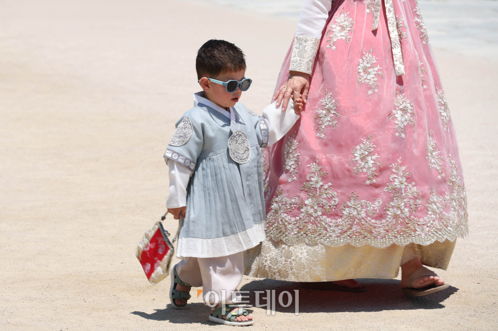 ▲31일 서울 종로구 경복궁 일대가 외국인 관광객들로 붐비고 있다. 서울시에 따르면 올해 4월 서울을 방문한 외국인 관광객은 156만 명으로 지난해 같은 달(130만 명)보다 18.8% 증가했다. 또한 한국관광공사의 관광통계와 문화체육관광부 외래관광객조사 분석 결과, 서울 방문 외국인 관광객의 카드 소비액은 1조1532억 원으로 지난해 같은 달보다 50.5% 늘어난 것으로 나타났다. 고이란 기자 photoeran@