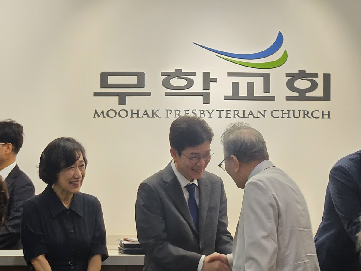 ▲정원오 더불어민주당 서울시장 후보와 정 후보 배우자 문혜경 씨가 31일 오전 서울 성동구 무학교회에서 예배를 마친 뒤 교인들과 악수하며 인사하고 있다. 사진=윤혜원 기자 hwyoon@