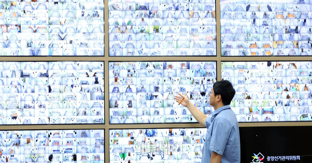 ▲6·3 지방선거 사전투표가 지방선거 기준 최고치를 기록한 가운데 31일 경기 과천 중앙선거관리위원회 선거종합상황실에 직원들이 사전투표함 보관장소 CCTV를 확인하고 있다. 고이란 기자 photoeran@