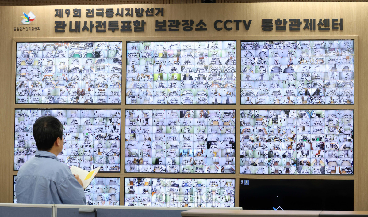 ▲6·3 지방선거 사전투표가 지방선거 기준 최고치를 기록한 가운데 31일 경기 과천 중앙선거관리위원회 선거종합상황실에 직원들이 사전투표함 보관장소 CCTV를 확인하고 있다. 고이란 기자 photoeran@