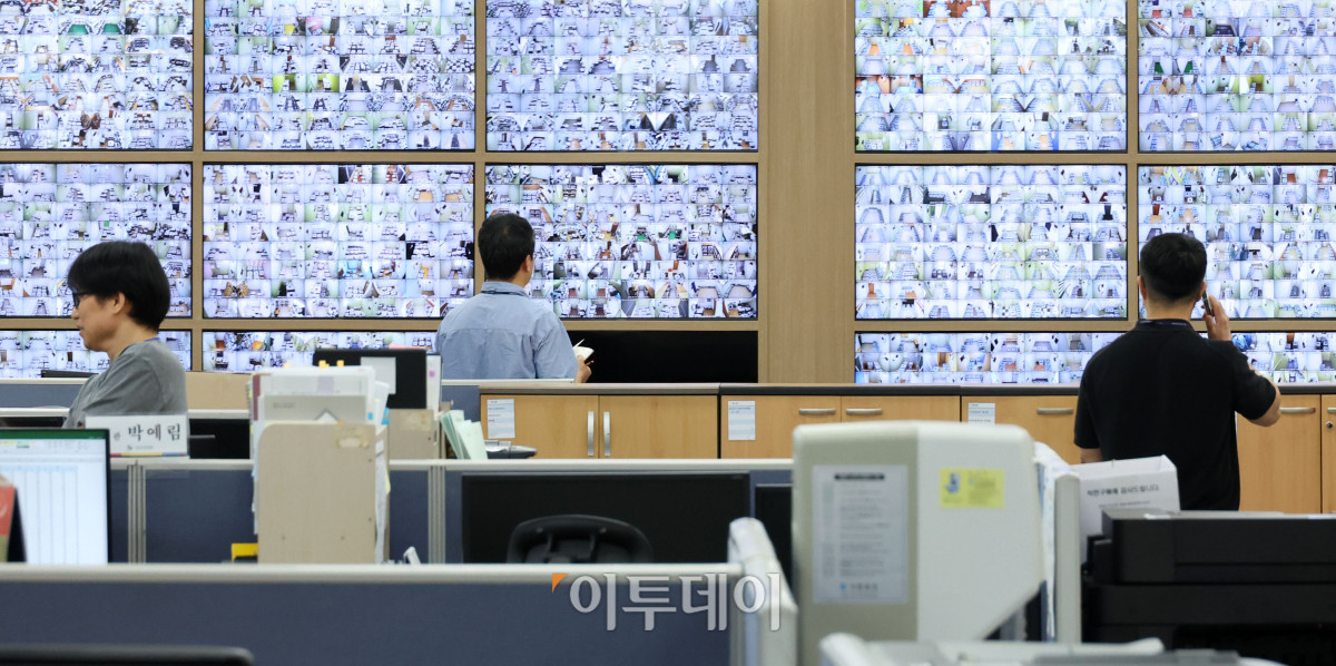 ▲6·3 지방선거 사전투표가 지방선거 기준 최고치를 기록한 가운데 31일 경기 과천 중앙선거관리위원회 선거종합상황실에 직원들이 사전투표함 보관장소 CCTV를 확인하고 있다. 고이란 기자 photoeran@