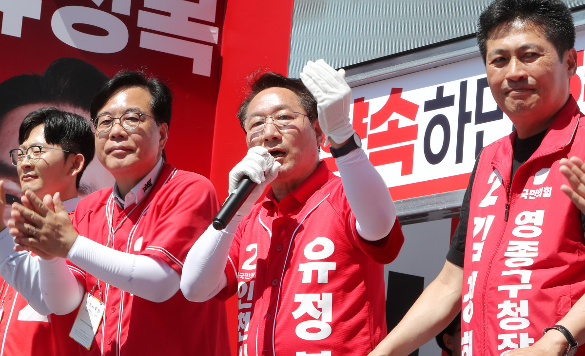 ▲31일 유정복 인천시장 후보가 중구 영종국제도시 유세 현장에서 송언석 국민의힘 원내대표, 김정헌 중구청장과 함께 시민들에게 지지를 호소하고 있다. (사진=유정복 캠프)