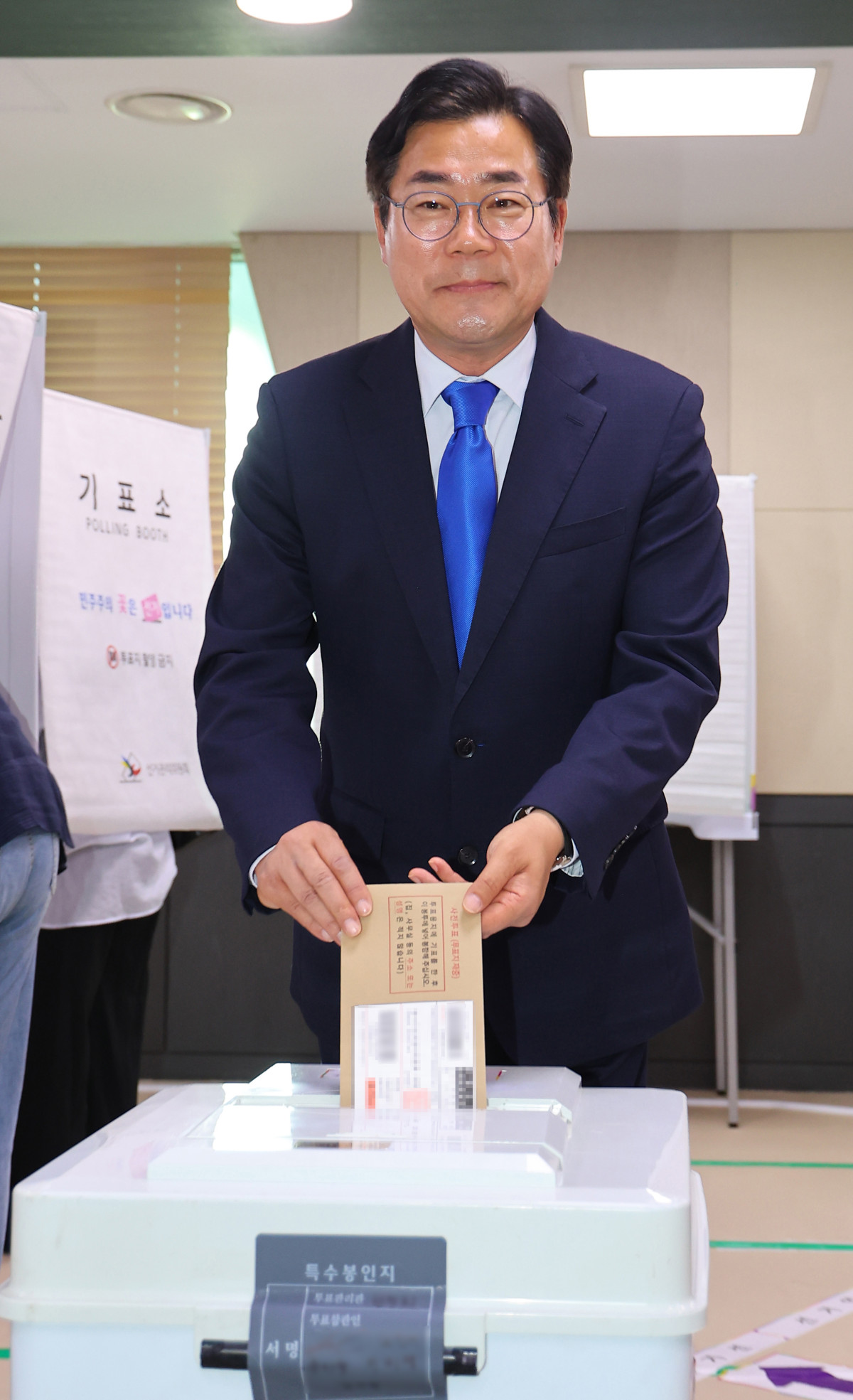 ▲더불어민주당 박찬대 인천시장 후보가 6·3 지방선거 사전투표 첫날인 29일 인천 연수구 송도2동 행정복지센터에 마련된 사전투표소에서 투표하고 있다. (사진=연합뉴스)