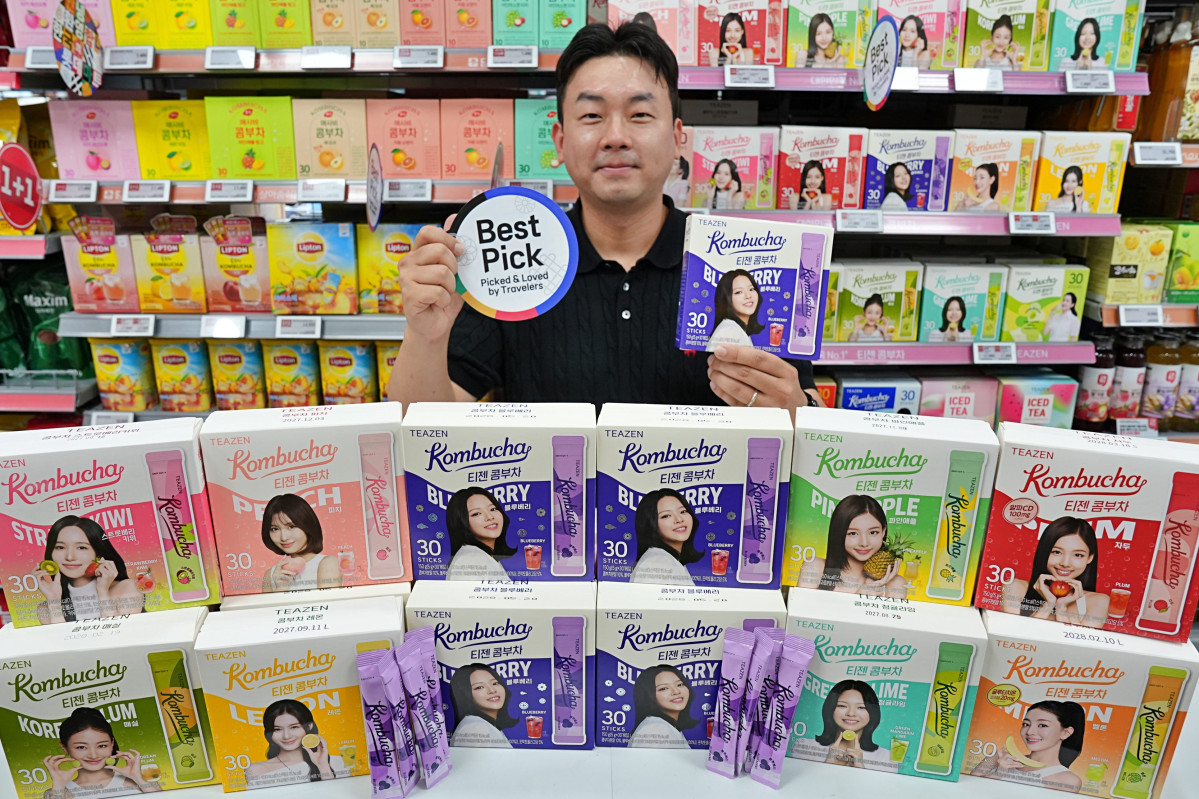 ▲29일 서울시 송파구에 위치한 롯데마트 제타플렉스 잠실점에서 '티젠 콤부차 블루베리' 신상품을 홍보하는 김현묵 MD(상품기획자) (사진제공=롯데쇼핑)