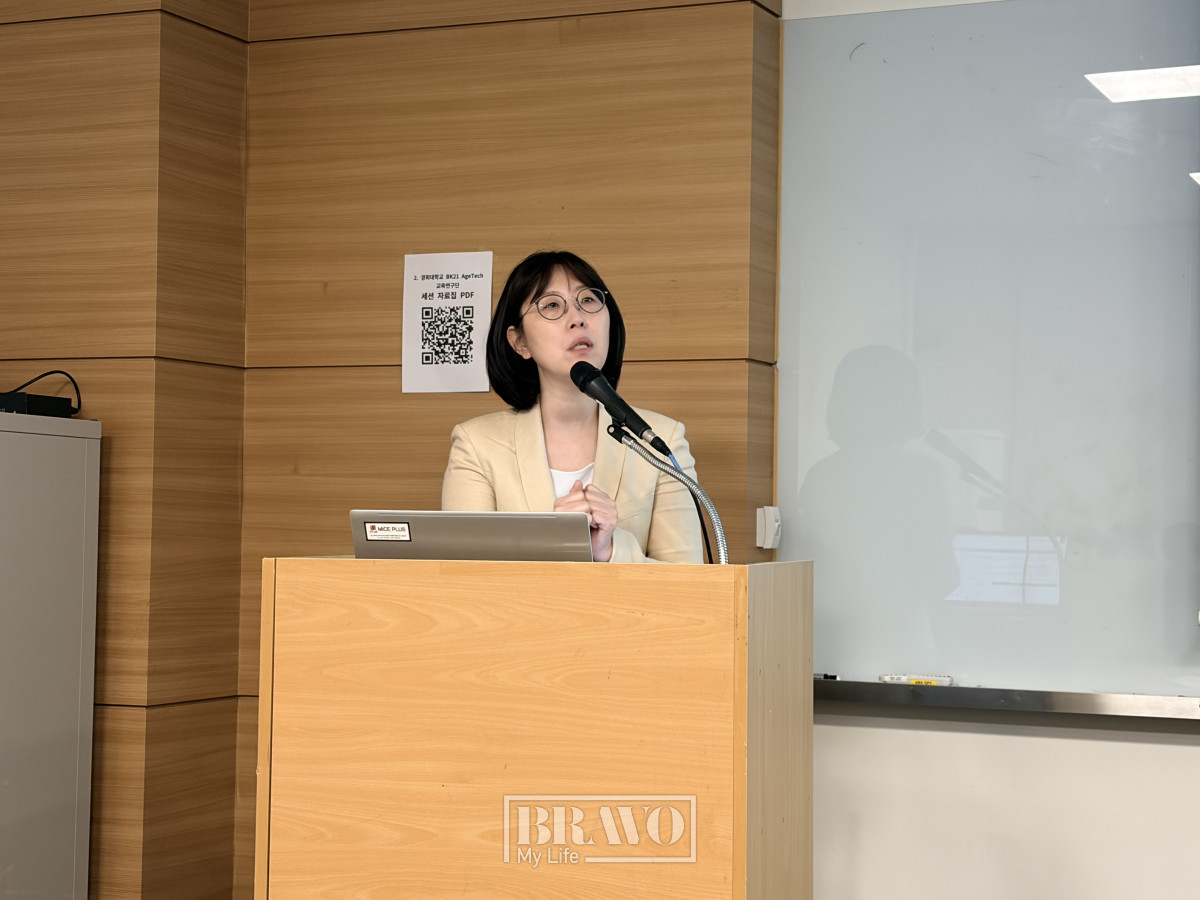 ▲임희숙 경희대학교 교수가 29일 세종대학교 컨벤션센터에서 열린 2026년 한국노년학회 전기학술대회 기획세션에서 ‘AgeTech 최신동향 및 트렌드'를 주제로 발표하고 있다.(박지수 기자 jsp@)