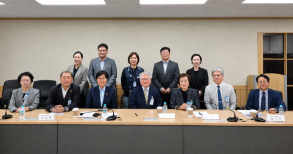 ▲정은경 보건복지부 장관과 ‘돌봄재정 획기적 확대 공동행동’ 관계자들이 5월 4일 정부서울청사에서 면담을 마친 뒤 기념촬영을 하고 있다. 앞줄 왼쪽부터 조경애 돌봄과미래 사무처장, 김건태 한국사회복지연대 상임대표, 정은경 보건복지부 장관, 김용익 돌봄과미래 이사장, 고선순 한국장애인단체총연맹 공동대표, 임지준 대한치매구강건강협회 회장, 김동호 한국장애인단체총연맹 정책위원장. 뒷줄에는 보건복지부 통합돌봄사업과장·노인정책관, 한국노총 관계자, 보건복지부 장애인정책과장, 한국사회복지연대 사무처장 등이 함께했다.(대한치매구강건강협회 제공)