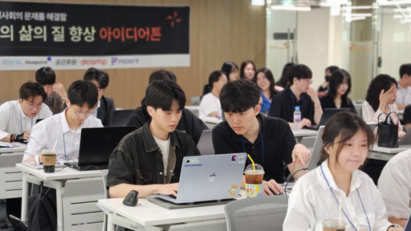 ▲지난 시니어퓨처 아이디어톤 대회에서 참가자들이 시니어 산업의 현장 문제를 주제로 팀별 사업 아이디어 고민하는 모습.(시니어퓨처 제공)