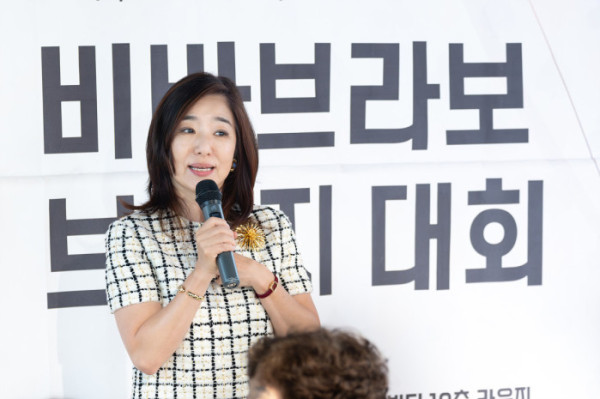▲김혜영 한국브리지협회 회장이 '제1회 비바브라보 브리지 대회'에서 축사를 하고 있다. (이준호 기자 jhlee@)