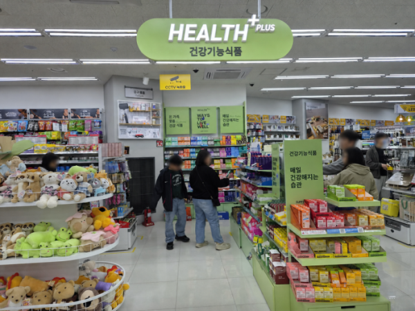 ▲다이소 건기식 코너를 둘러보는 소비자들.(윤나래 기자)