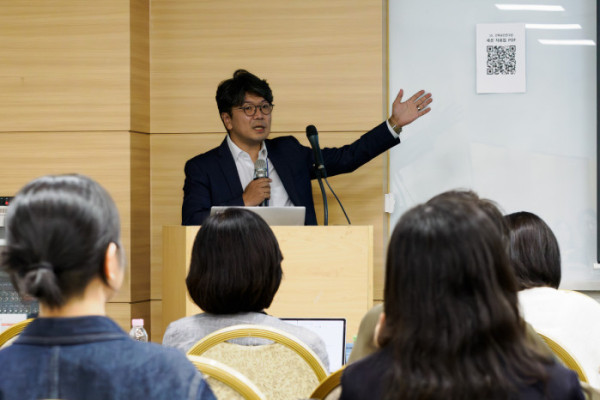 ▲고영호 건축공간연구원 고령친화정책연구센터장이 29일 세종대학교 컨벤션센터에서 열린 2026년 한국노년학회 전기학술대회 건축공간연구원 기획세션에서 ‘고령친화 주거·도시 조성의 방향’을 주제로 기조발표를 하고 있다.(이준호 기자)