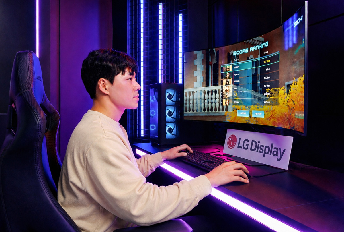 ▲LG디스플레이 모델이 게이밍 OLED를 체험하고 있다. (사진제공=LG디스플레이)