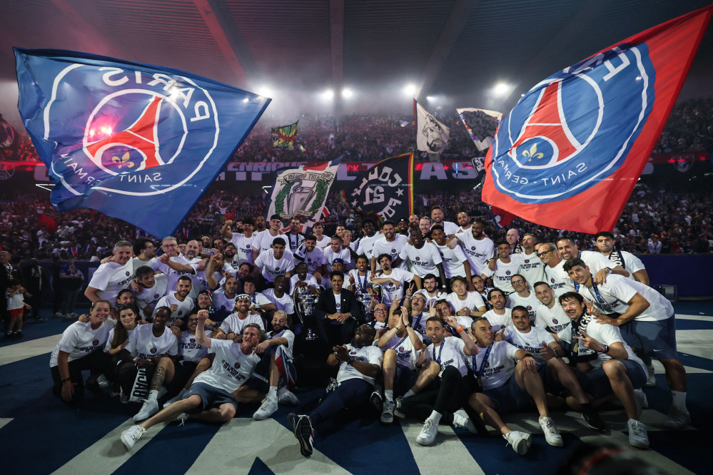 ▲PSG 선수들이 31일(현지시간) 프랑스 파리 파르크 데 프랭스 경기장에서 열린 우승 축하 행사에서 서포터들과 함께 유럽축구연맹 챔피언스리그 우승을 자축하고 있다. PSG는 30일 열린 결승에서 연장전까지 1-1로 맞선 뒤 승부차기에서 아스널을 4-3으로 꺾고 챔피언스리그 2연패를 달성했다. (AFP/연합뉴스)