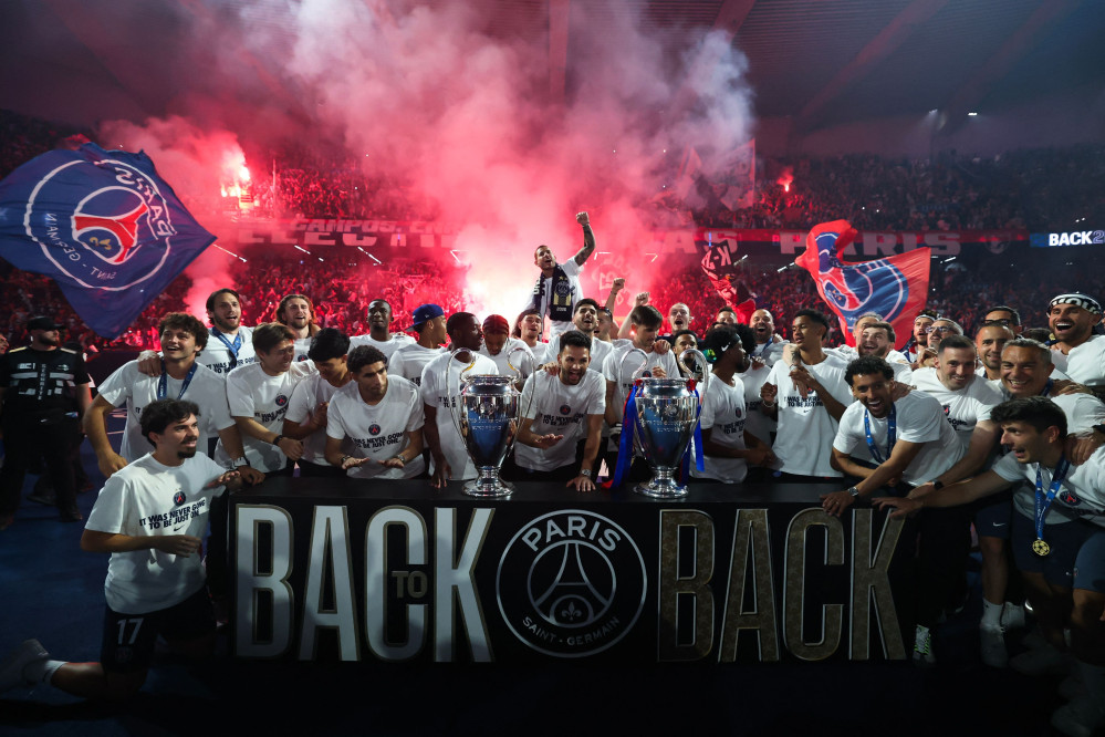 ▲PSG 선수들이 31일(현지시간) 프랑스 파리 파르크 데 프랭스 경기장에서 열린 우승 축하 행사에서 트로피와 함께 서포터들과 챔피언스리그 우승을 자축하고 있다. PSG는 30일 열린 결승에서 연장전까지 1-1로 맞선 뒤 승부차기에서 아스널을 4-3으로 꺾고 챔피언스리그 2연패를 달성했다. (AFP/연합뉴스)
