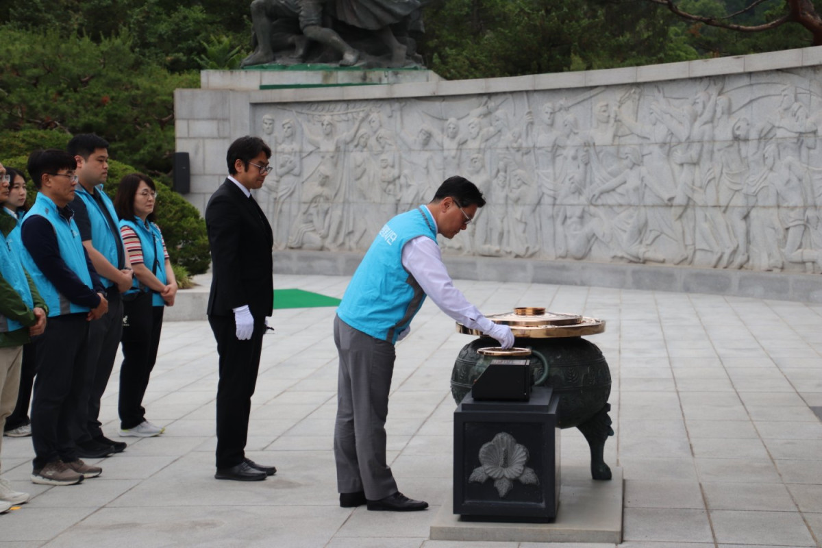 ▲GS글로벌 김성원 대표가 현충원에서 분향하고 있다 (GS글로벌)