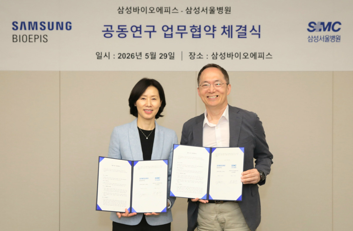 ▲김경아 삼성바이오에피스 사장(왼쪽)과  박승우 삼성서울병원 원장이 인천 송도 삼성바이오에피스 사옥에서 공동연구 협약을 체결하고 기념 사진을 촬영하고 있다. (사진제공=삼성바이오에피스)
