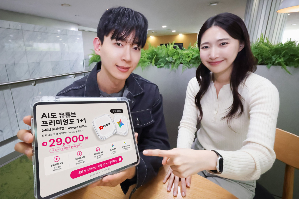▲LG유플러스는 고객이 가장 많이 사용하는 영상 서비스와 생성형 AI 서비스를 하나의 요금으로 이용할 수 있는 ‘유튜브 프리미엄+Google AI Pro’ 결합 상품을 오는 2일 출시한다고 밝혔다. 사진은 LG유플러스 직원들이 유독 프로모션을 소개하는 모습. (사진제공=LG유플러스)