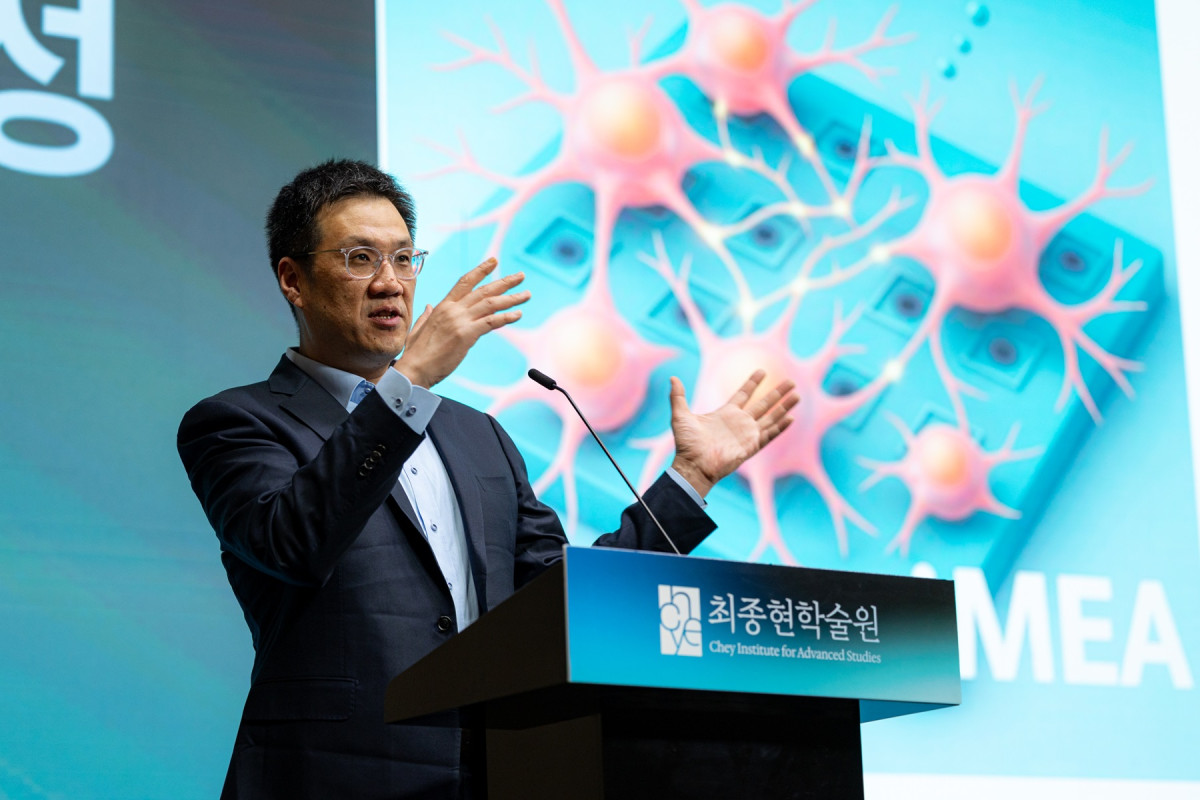 ▲5월 28일 서울 강남구 한국고등교육재단 빌딩에서 열린 최종현학술원 주최 특별강연에서 함돈희 하버드대 공학 및 응용과학부 석좌교수가 ‘두뇌의 재구성’을 주제로 강연하고 있다. (사진제공-최종현학술원)