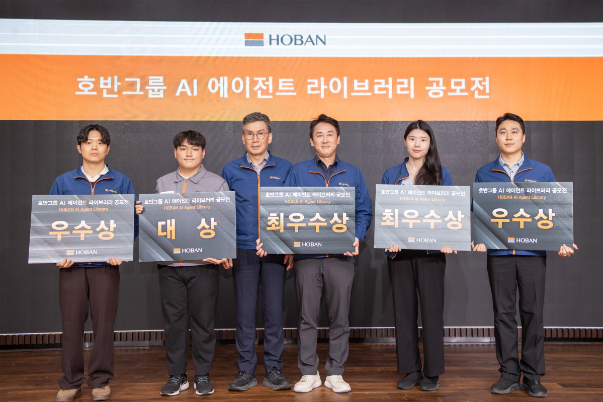 ▲문갑 호반건설 경영부문대표(왼쪽 세번째)가 ‘호반그룹 AI 에이전트 라이브러리 공모전’ 시상식에서 수상자들과 기념촬영을 하고 있다. (사진제공=호반그룹)