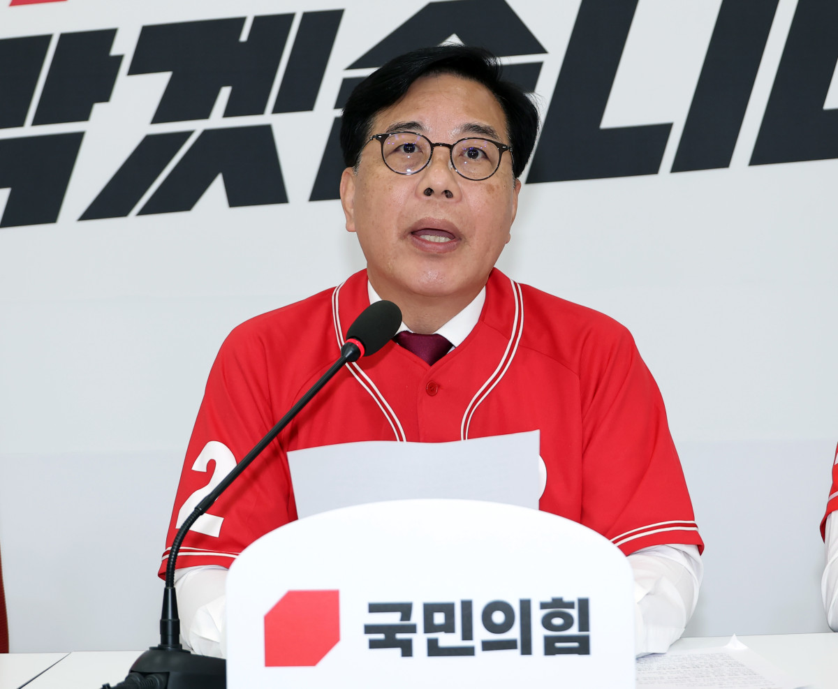 ▲국민의힘 송언석 원내대표 겸 공동선거대책위원장이 1일 국회 원내대표실에서 6.3 지방선거 대국민 호소 기자간담회를 열고 있다. (연합뉴스)