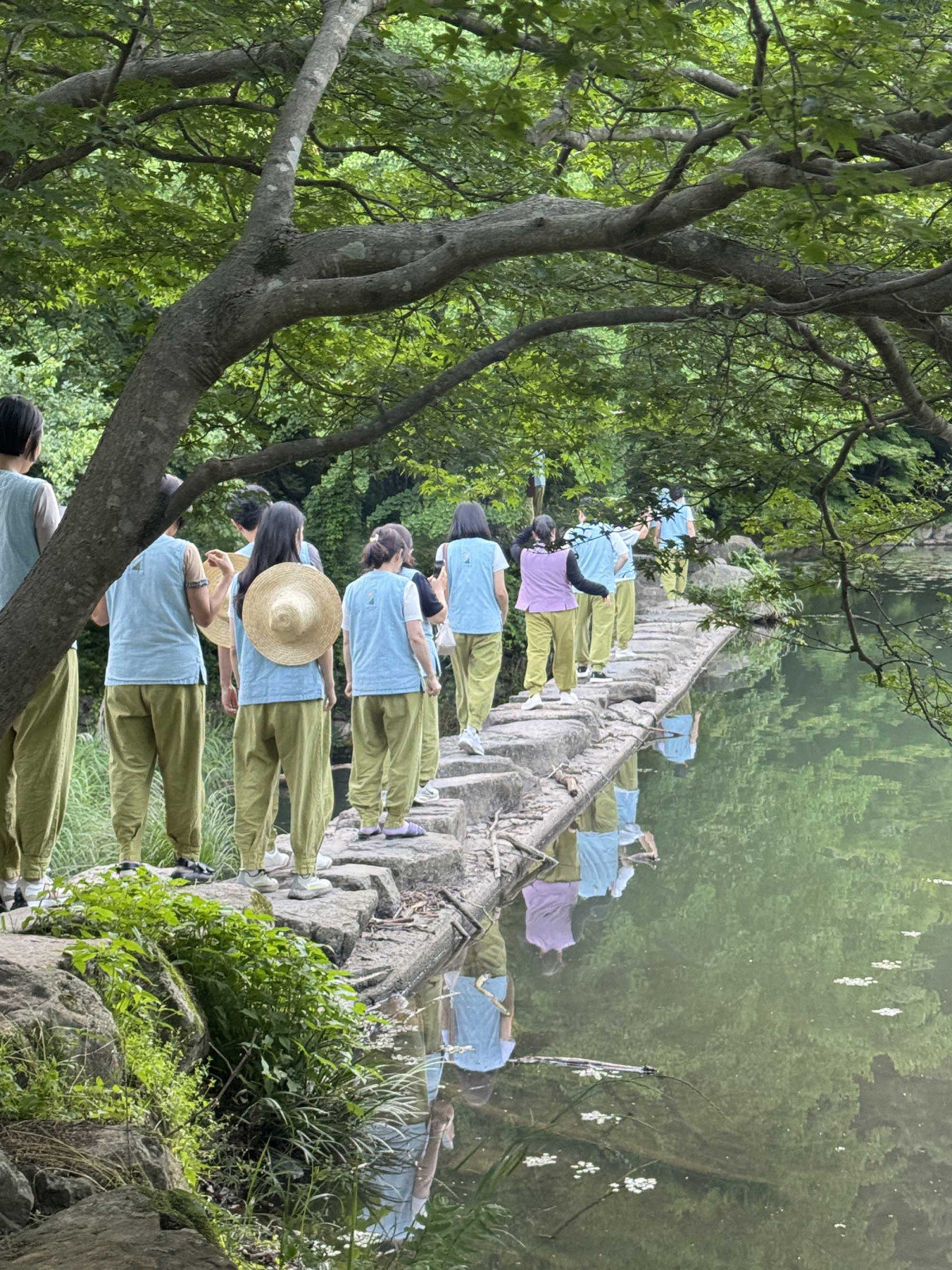 ▲백양사 주변을 산책하는 고객 모습 (사진제공=신세계백화점)