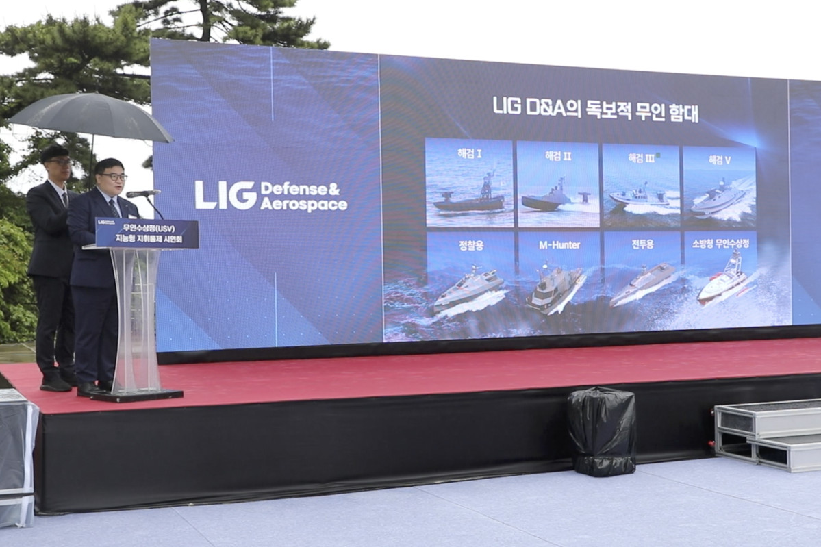 ▲지난 5월 27일 한국해양대학교에서 열린 행사에서 LIG D&A 이승영 기술혁신본부장(CTO)이 AI기반 무인수상정 지능형 지휘통제 실증 시연에 대해 소개하고 있다. (LIG D&A)