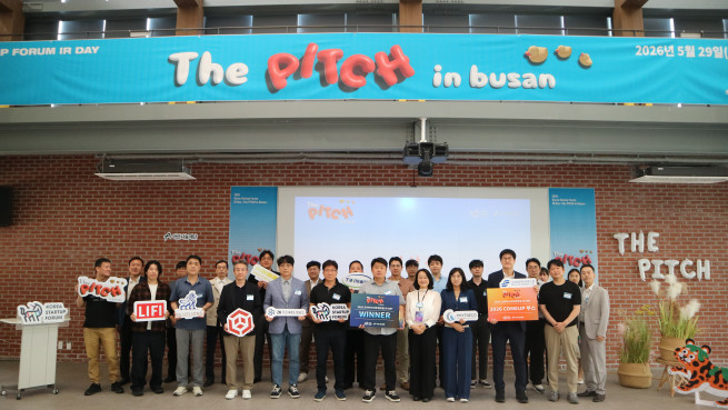 ▲지난달 29일 오전 부산 영도구 복합문화공간 블루포트 2021에서 열린 ‘The PITCH(더 피치)’에서 참석자들이 기념사진을 촬영하고 있다. (사진제공=코리아스타트업포럼)