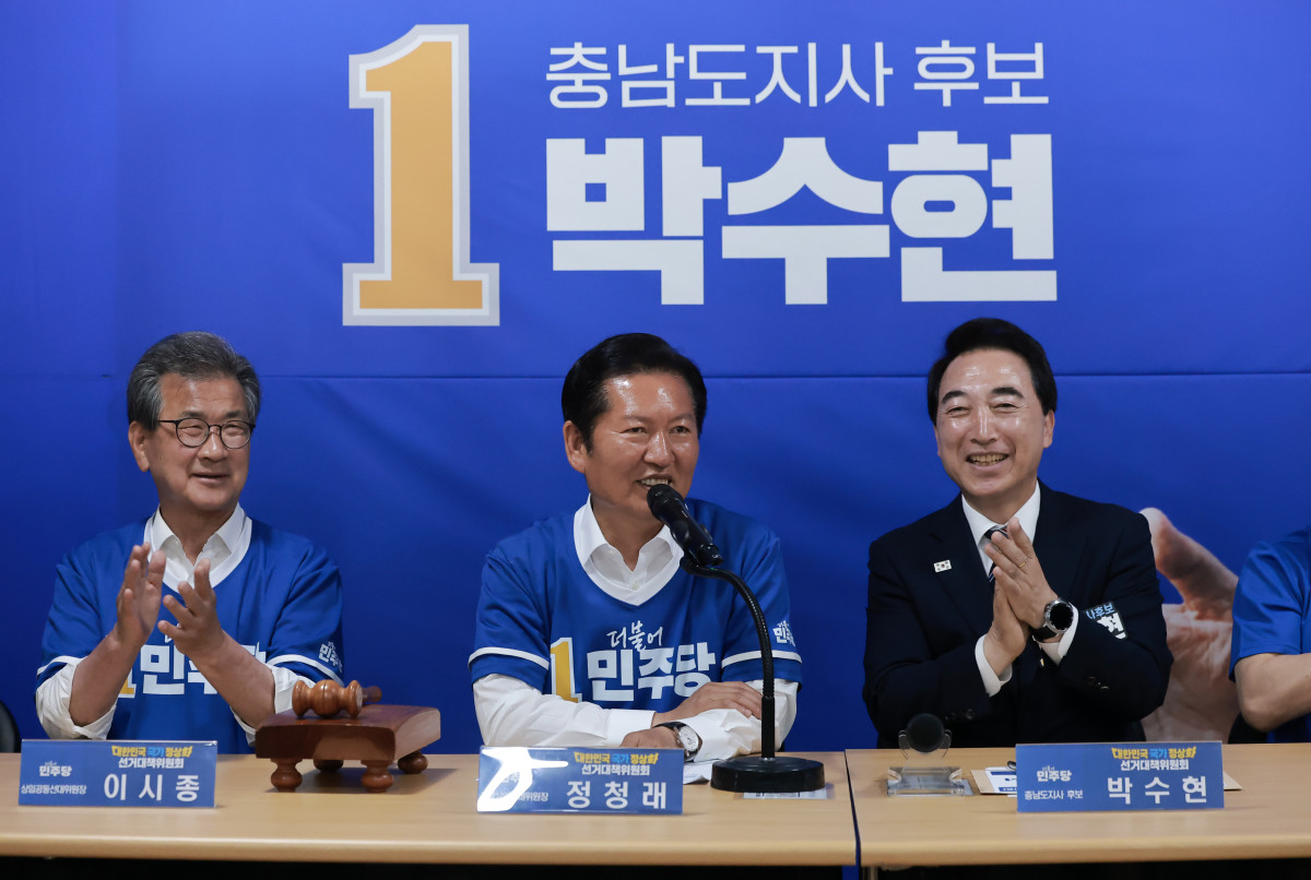 ▲더불어민주당 정청래 총괄상임선거대책위원장이 1일 충남 천안시 민주당 박수현 충남도지사 후보 선거사무소에서 열린 중앙선대위 회의에 참석해 박 후보의 정책 관련 발언을 듣고 답하고 있다. (연합뉴스)