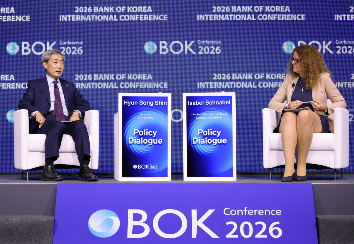 ▲1일 서울 중구 한국은행 별관에서 열린 '2026 BOK 국제 콘퍼런스'에서 신현송 한국은행 총재와 이자벨 슈나벨 유럽중앙은행(ECB) 집행이사가 정책 대담을 하고 있다. (연합뉴스)