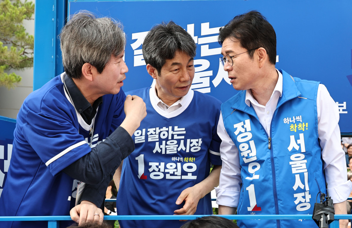 ▲더불어민주당 정원오 서울시장 후보(오른쪽)가 1일 서울 구로디지털단지에서 유세에 앞서 이인영 의원(왼쪽부터), 윤건영 의원과 대화하고 있다. 사진=연합뉴스