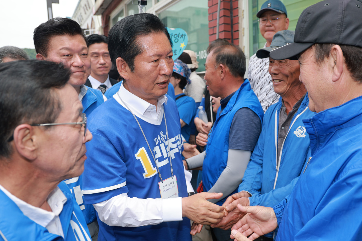 ▲더불어민주당 정청래 총괄상임선거대책위원장이 1일 충북 괴산군 자갈자갈 공동체센터 앞에서 민주당 신용한 충북도지사 후보, 이차영 괴산군수 후보 지원 유세 연설을 마치고 군민과 인사하고 있다. 사진=연합뉴스