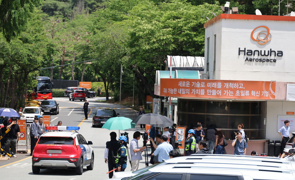 ▲1일 오전 대전 유성구 외삼동 한화에어로스페이스 대전사업장에서 폭발 사고가 나 정문 앞이 통제 중인 가운데, 노동 당국이 정문 안으로 진입하고 있다. (연합뉴스)