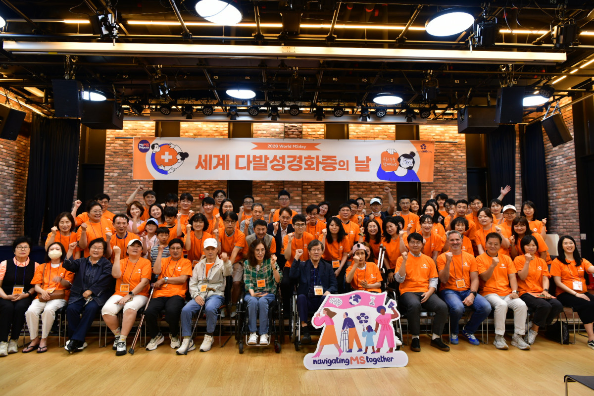 ▲한국머크 헬스케어, 한국다발성경화증협회, 대한신경면역학회가 5월 30일 서울 종로구 한국장애인문화예술원 이음홀에서 ‘제18회 세계 다발성 경화증의 날 기념행사’를 개최한 가운데 참석자들이 기념 사진을 촬영 중이다. (사진제공=한국다발성경화증협회)