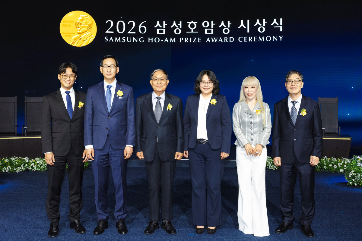 ▲삼성호암상 수상자들이 1일 서울신라호텔 다이너스티홀에서 열린 ‘2026 삼성호암상 시상식’에서 기념 촬영을 하고 있다. (왼쪽부터)과학상 물리·수학부문 오성진 UC버클리 교수, 과학상 화학·생명과학부문 윤태식 위스콘신대 매디슨 교수, 공학상 김범만 포스텍 명예교수, 의학상 에바 호프만 코펜하겐대 교수, 예술상 조수미 성악가, 사회봉사상 오동찬 국립소록도병원 의료부장 (사진=호암재단)