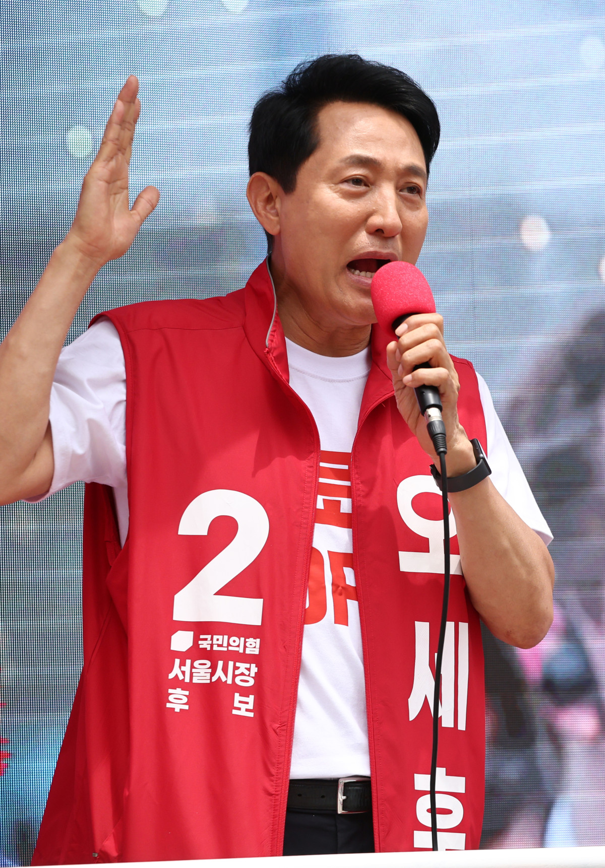 ▲오세훈 국민의힘 서울시장 후보가 1일 서울 롯데백화점 노원점 앞에서 지지를 호소하고 있다. (연합뉴스)