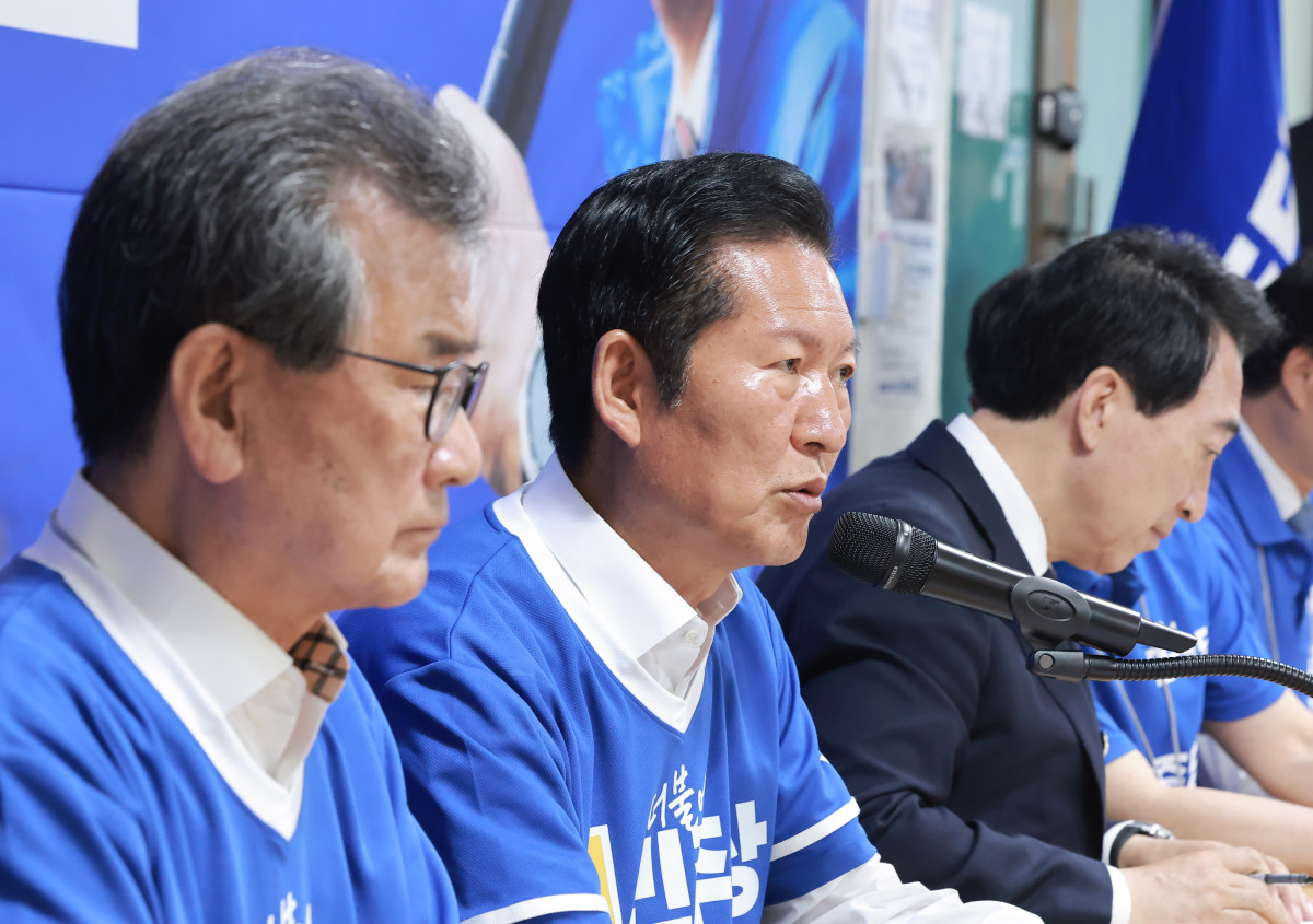 ▲더불어민주당 정청래 총괄상임선거대책위원장이 1일 충남 천안시 민주당 박수현 충남도지사 후보 선거사무소에서 열린 중앙선대위 회의에 참석해 발언하고 있다. 사진=연합뉴스