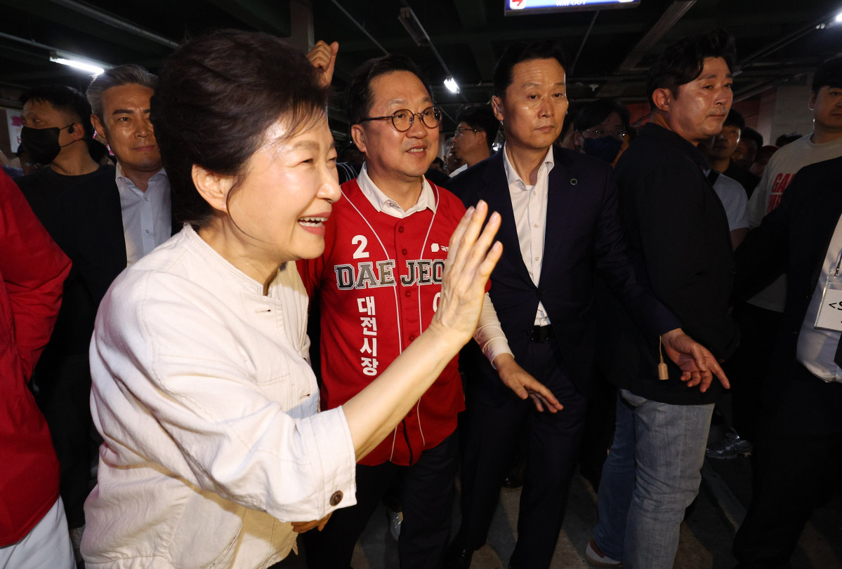 ▲박근혜 전 대통령이 지난달 25일 대전 서구 이장우 선거사무소를 방문해 지지자들과 인사하고 있다. 사진=연합뉴스
