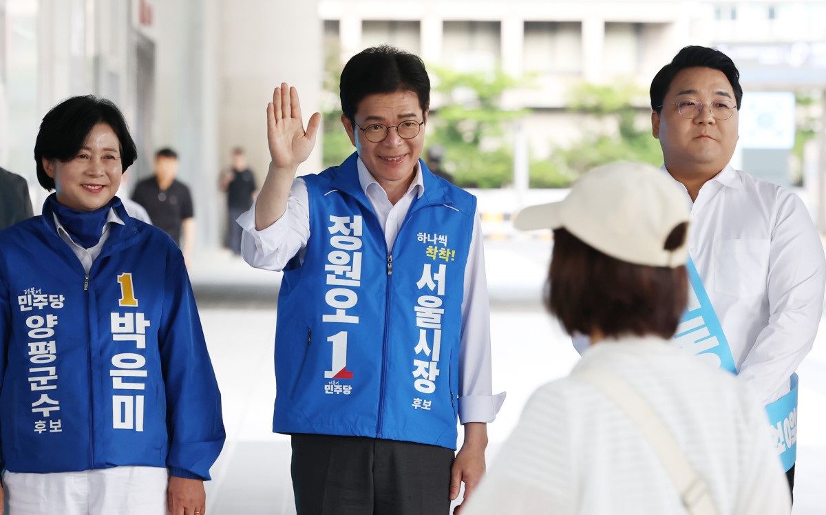▲더불어민주당 정원오 서울시장 후보가 1일 서울역 앞에서 시민들에게 지지를 호소하고 있다. 사진=연합뉴스