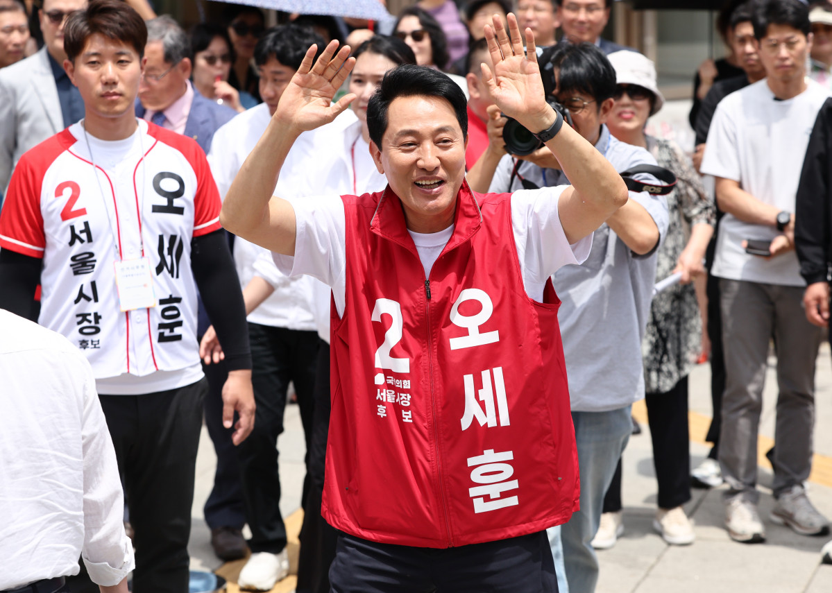 ▲국민의힘 오세훈 서울시장 후보가 1일 서울 롯데백화점 노원점 앞에서 열린 유세에 앞서 인사를 하고 있다. 사진=연합뉴스