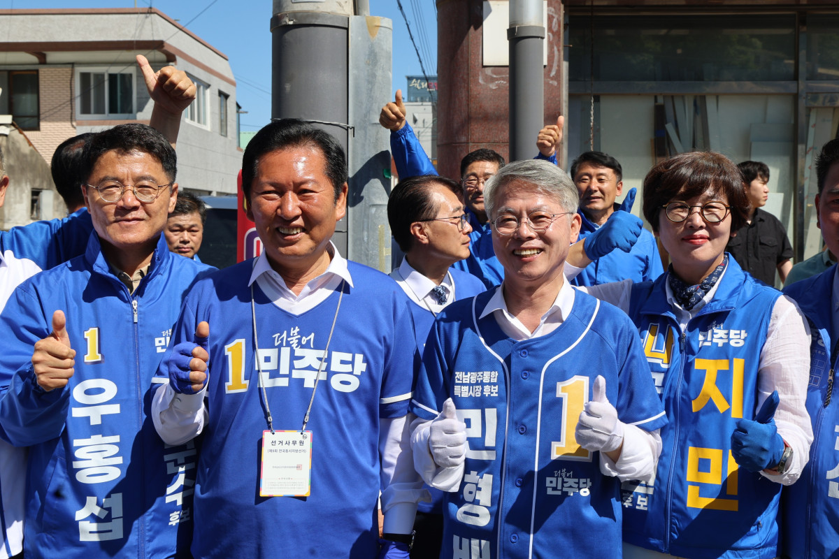 ▲민형배 더불어민주당 전남광주통합특별시장 후보가 6·3 지방선거 사전투표 이틀째이자 본투표 전 마지막 주말인 30일, 정청래 당대표와 함께 전남 서남권 집중 유세를 벌이고 있다. (사진=연합뉴스)