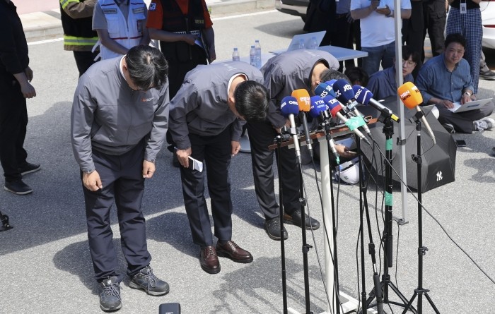 ▲손재일(가운데) 한화에어로스페이스 대표이사가 1일 오후 대전 유성구 한화에어로스페이스 대전사업장 앞에서 고개를 숙이고 있다. 사진=뉴시스