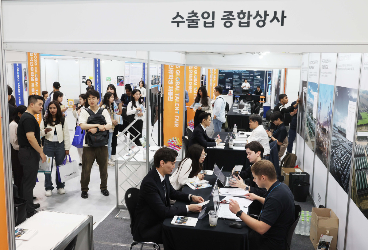▲1일 서울 강남구 코엑스에서 열린 ‘2026 글로벌 탤런트 페어’에서 외국인 구직자들이 채용상담을 받고 있다. 산업통상부와 고용노동부, 코트라가 공동 주최한 글로벌 탤런트 페어는 국내 최대 글로벌 일자리 박람회로, 올해는 외투기업 137개사와 구인기업 121개사, 외국인유학생 구인기업 100개사 등 총 358개사가 참여했다. 신태현 기자 holjjak@